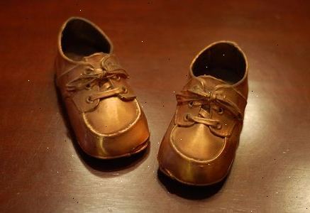 Sådan bronze baby sko. Materialer til bronzering.