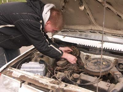 Vedligeholdelse og diagnosticere bilens transmission. Check for væskestande.