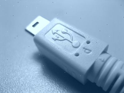 Sådan tilsluttes en USB - kabel til en nintendo DS. Køb en r4 eller r4i patron.
