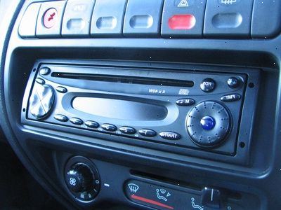 Sådan fjerne og udskifte bilens stereoanlæg højttalere. Dør er monteret højttalere.