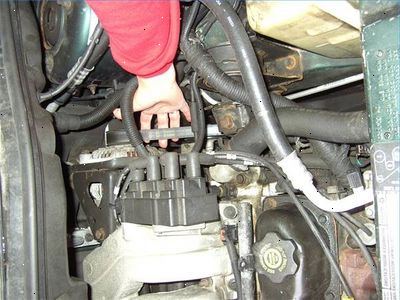 Udskiftning af rem: bil reparation og vedligeholdelse. Rutinemæssig inspektion.