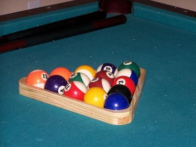 Hvordan man kan skære bolden i puljen. Spiller pool eller billard handler om strategi.