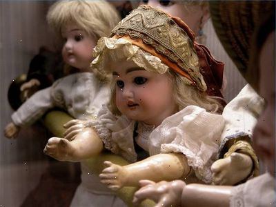 Hvordan til at passe porcelænsdukker. Forsigtigt fjerne kjole fra dukken.