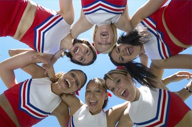 Hvordan du udfører grundlæggende cheerleading stunts