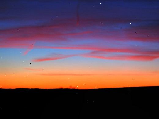 Sådan at male en solnedgang på et lærred. Forestil dig den slags solnedgang, du ønsker at præsentere på din lærred.