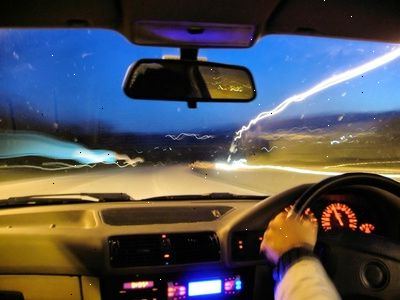 Hvordan at rengøre kuplen lys i en bil. Bær din goggle og fortsæt til fjerne beskyttelseshætten fra kuplen lys.